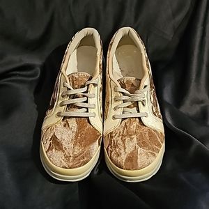 BZEES Capri Velvet Lace Up Sneaker